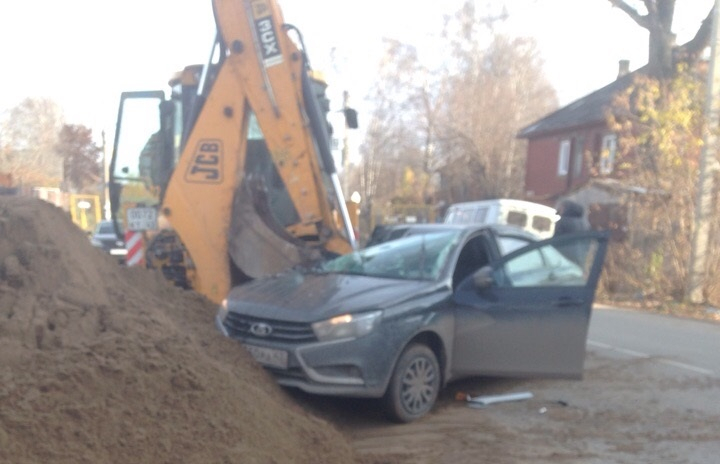 В Кирове водитель экскаватора спровоцировал серьезную аварию
