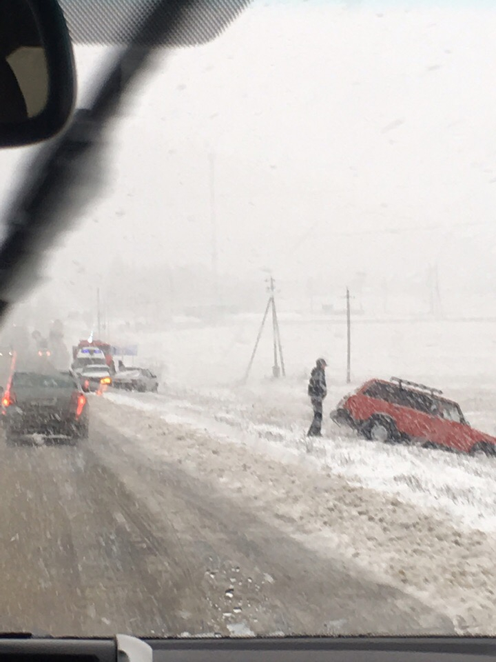 В Кировской области из-за снегопада несколько машин улетели в кювет