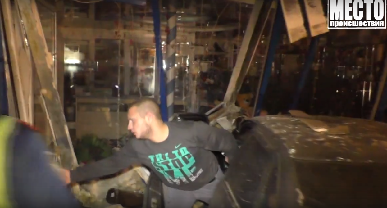 В Кирове пьяный водитель влетел в витрину в цветочного магазина‍