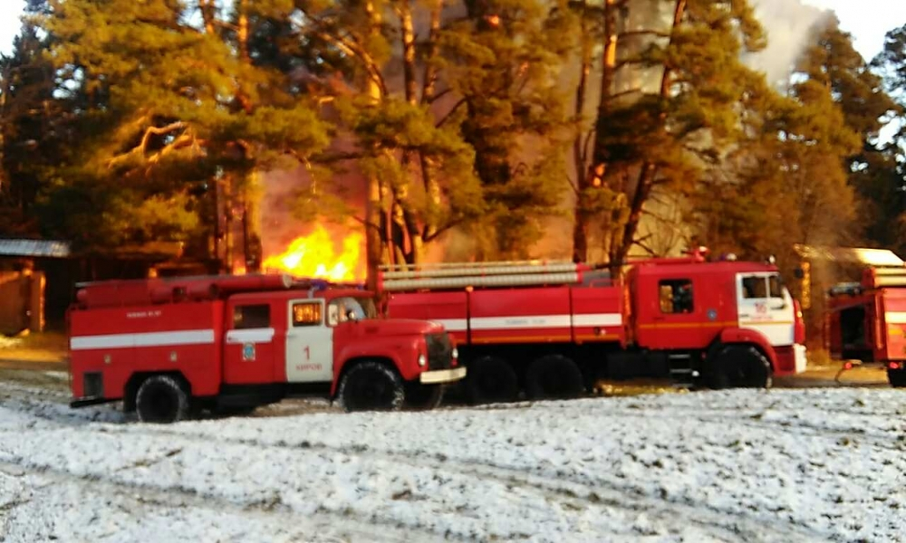 В Кирове горит центр отдыха: появились фото и подробности с места происшествия