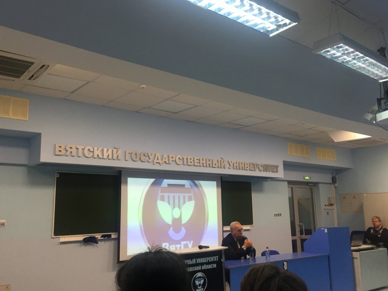 "Нас всех контролируют": итальянский журналист провел лекцию для кировчан