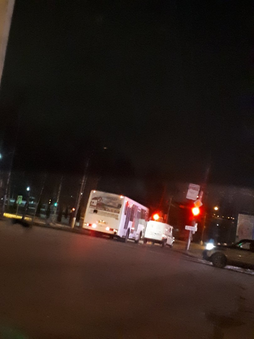 В Кирове автобус въехал в бронеавтомобиль инкассаторов