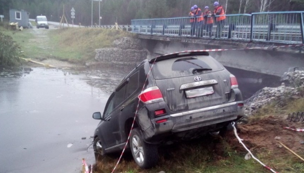 В Кировской области водитель на дорогой иномарке вылетел с дороги в реку