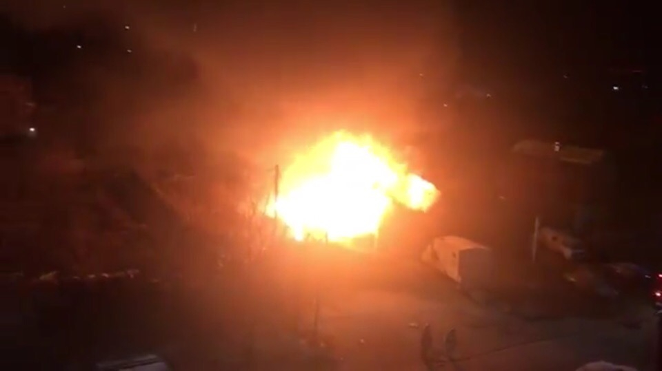 Ночью в Кирове загорелся дом у торгового центра