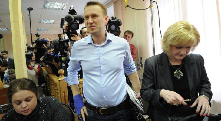 Алексей Навальный не может выезжать за границу  из-за долга "Кировлесу"