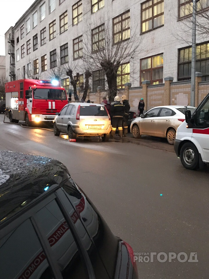 Видео: утром в Кирове на ходу вспыхнула иномарка