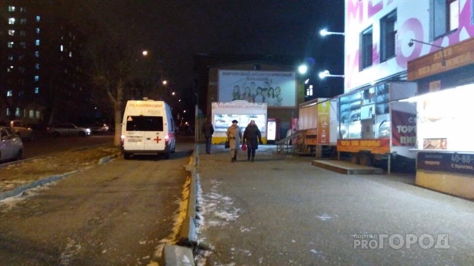 В Кирове возле торгового центра умерла 17-летняя девушка