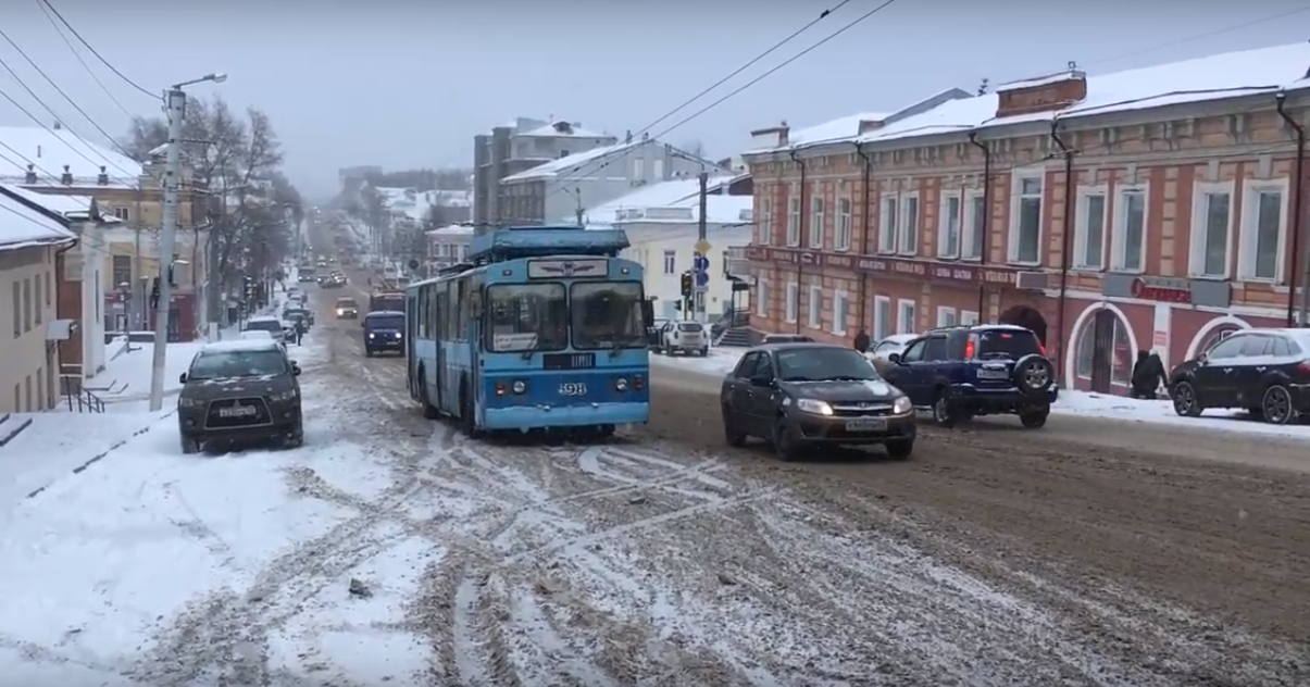 Буксующие фуры, «перевертыши» на трассах и мелкие ДТП в городе: последствия первого снегопада в Кирове