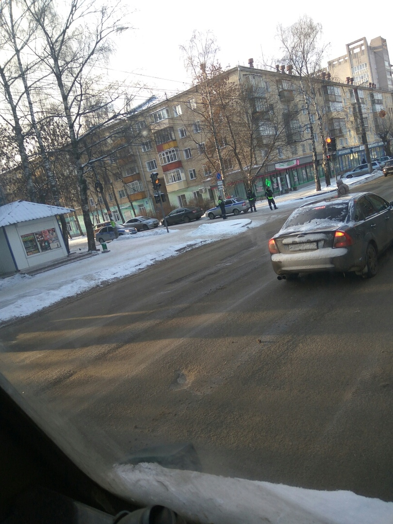 В Кирове полицейские в касках и бронежилетах перекрыли улицу Грибоедова