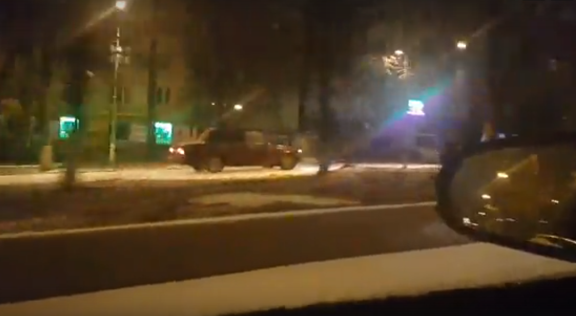 Очевидцы сняли на видео, как по аллее на Октябрьском проспекте едет ВАЗ