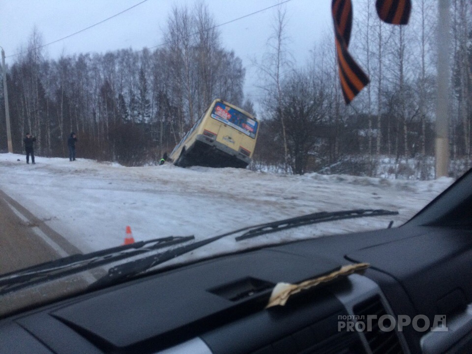 В Кирове автобус с пассажирами столкнулся с легковушкой