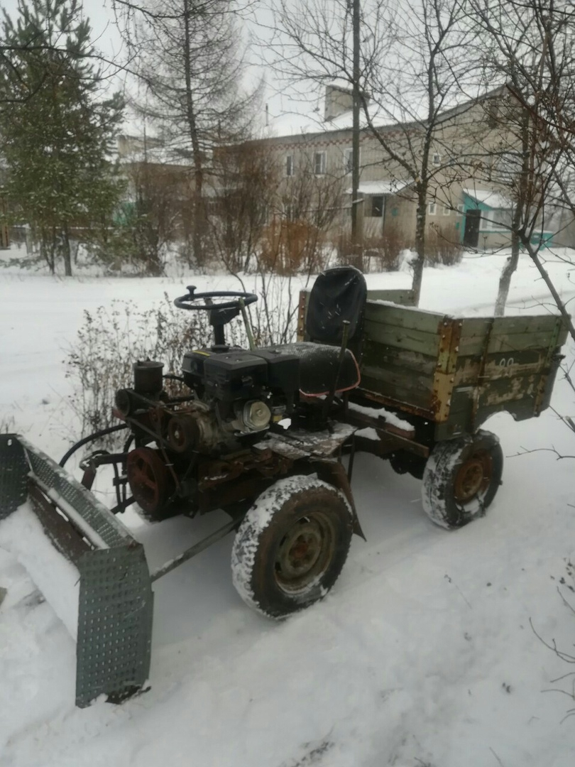Жители Кирова из подручных средств сделали снегоуборочную машину