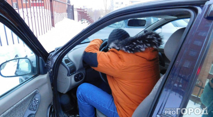 В Кирове пьяный водитель попытался переставить автомобиль и лишился прав