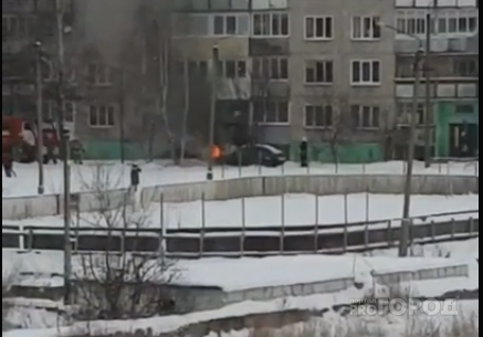 Видео: в Кирове на ходу вспыхнула иномарка