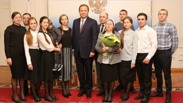 Семью из Кировской области наградили медалью за воспитание 10 детей