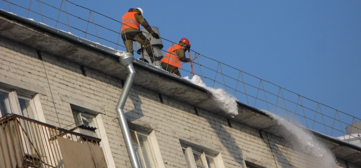 В Кирове начинают проверять крыши на снежные навесы и сосульки