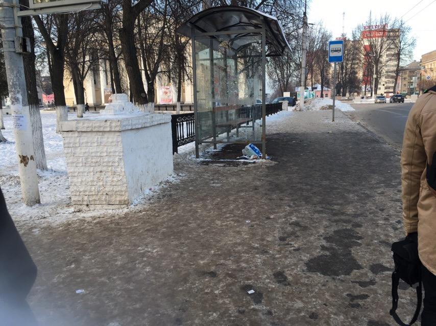 В Кирове коммунальщики убрали урны с остановок, но оставили мусор