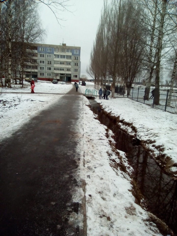 В Кирове дети падают в канаву с водой около школы