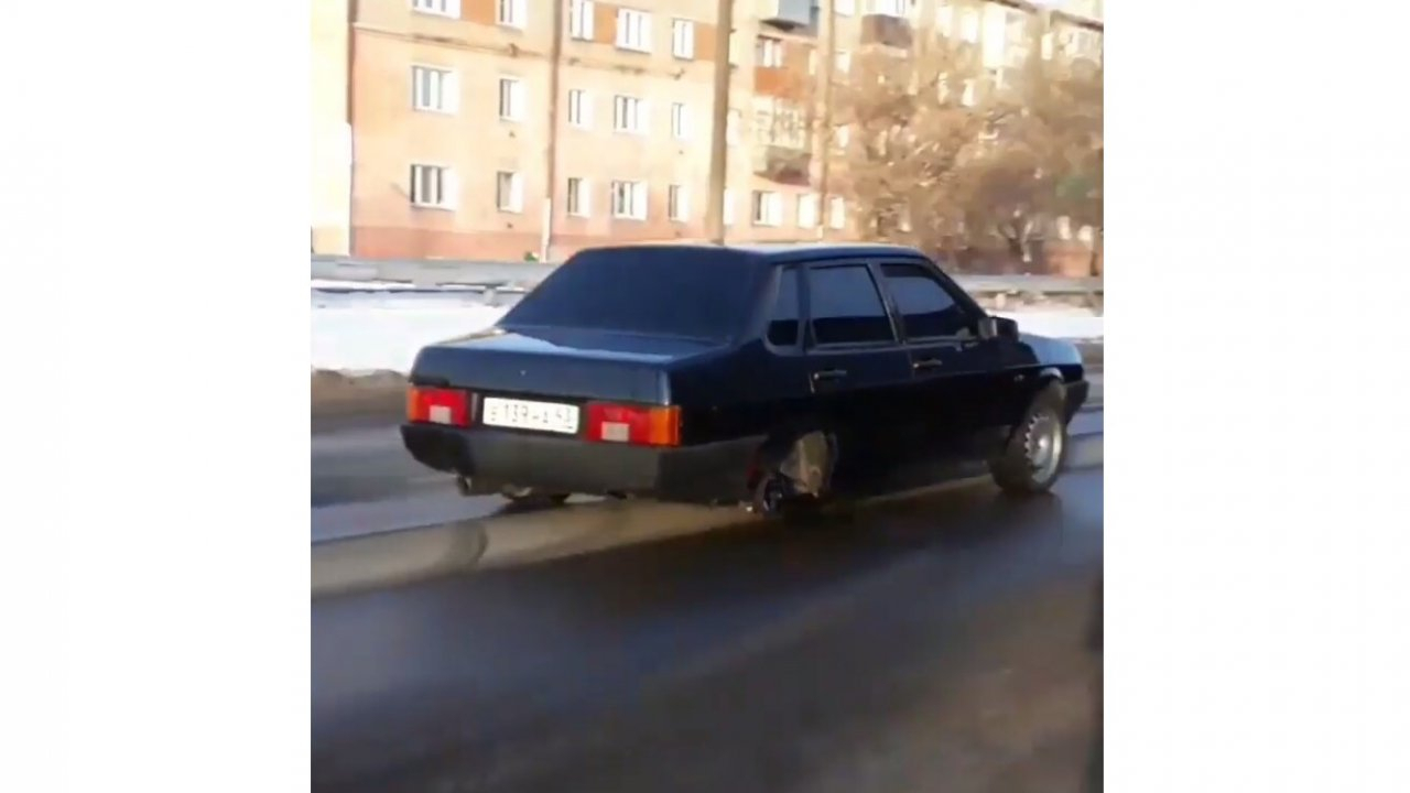 В Кировской области сфотографировали автомобиль, который ездит без колеса