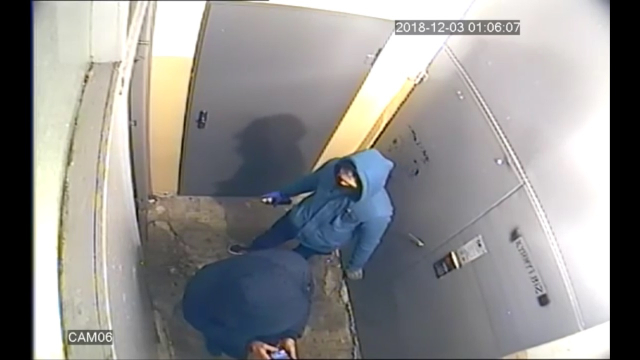 В Кирове сняли на видео, как неизвестные пишут на стенах объявления о наркотиках