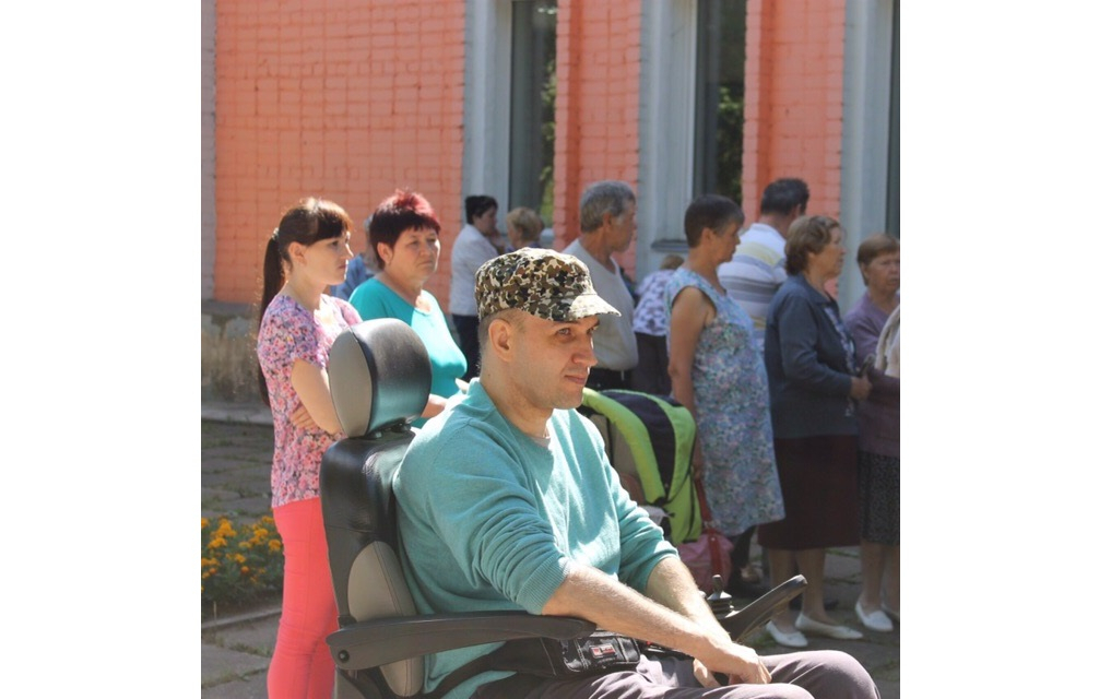 Инвалида-колясочника переселяют из дома в актовый зал: продолжение истории