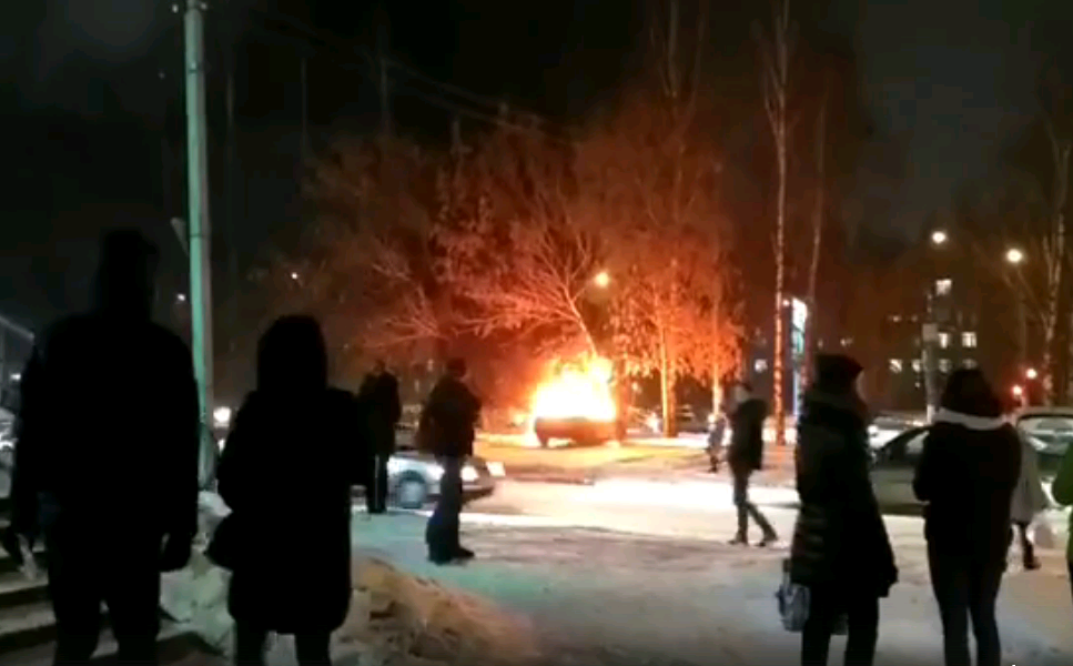 В Кирове на парковке загорелась машина