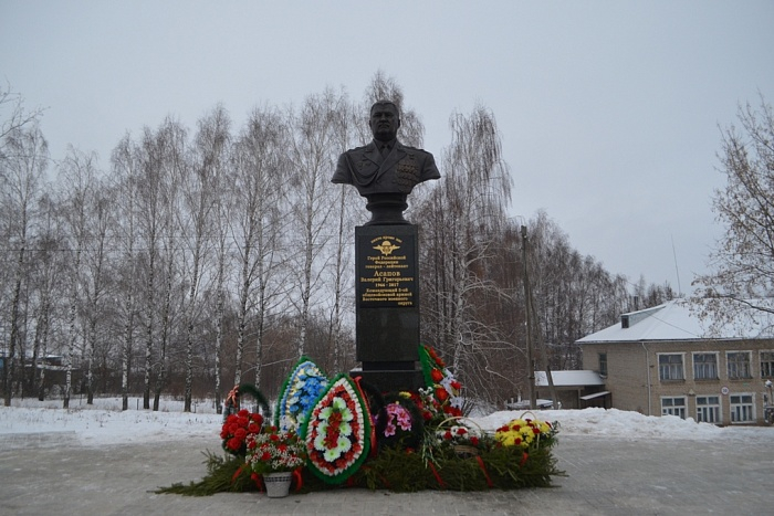 В Кировской области открыли памятник генералу, погибшему в Сирии