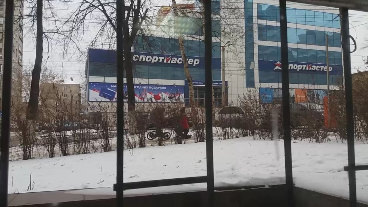 Видео: кировчанин не смог смотреть на падающих людей и вышел чистить улицу