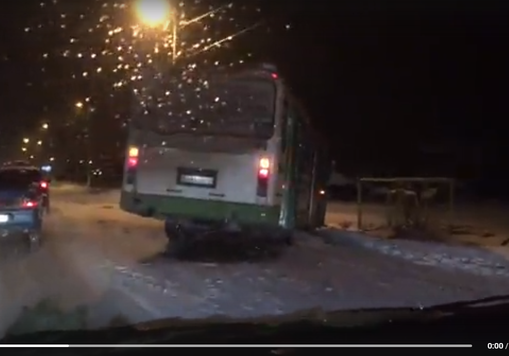 В Кирове автобус 87 маршрута вылетел в кювет: информация о пострадавших уточняется