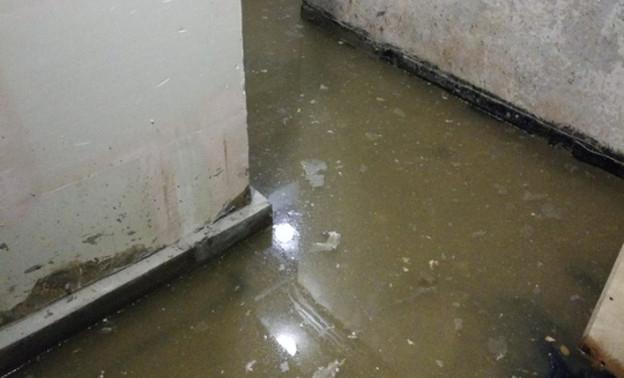 Новостройку в Кирове затопило канализационными стоками: из-за запаха жители переезжают