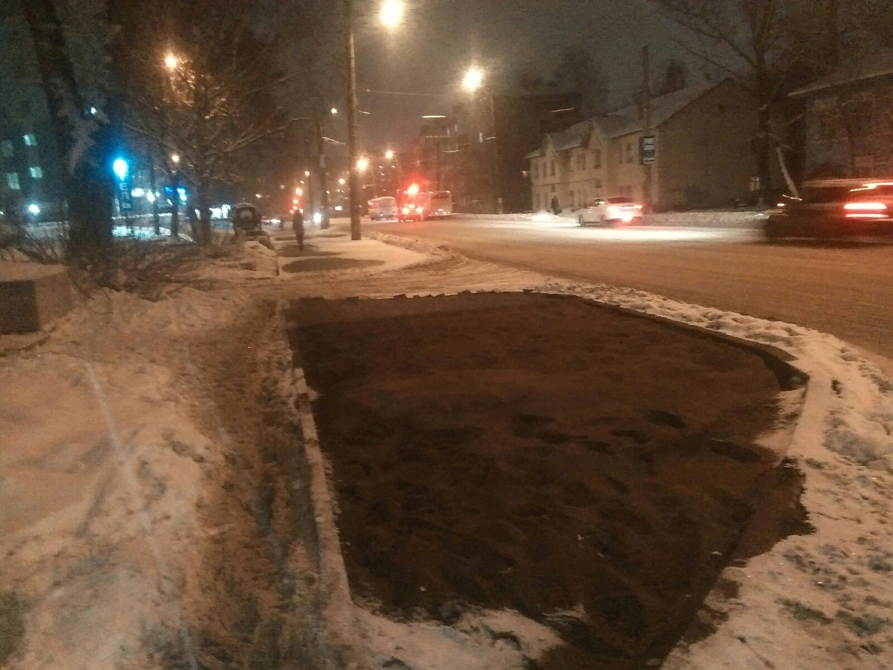 Кировская мэрия прокомментировала укладку брусчатки на тротуары в снег