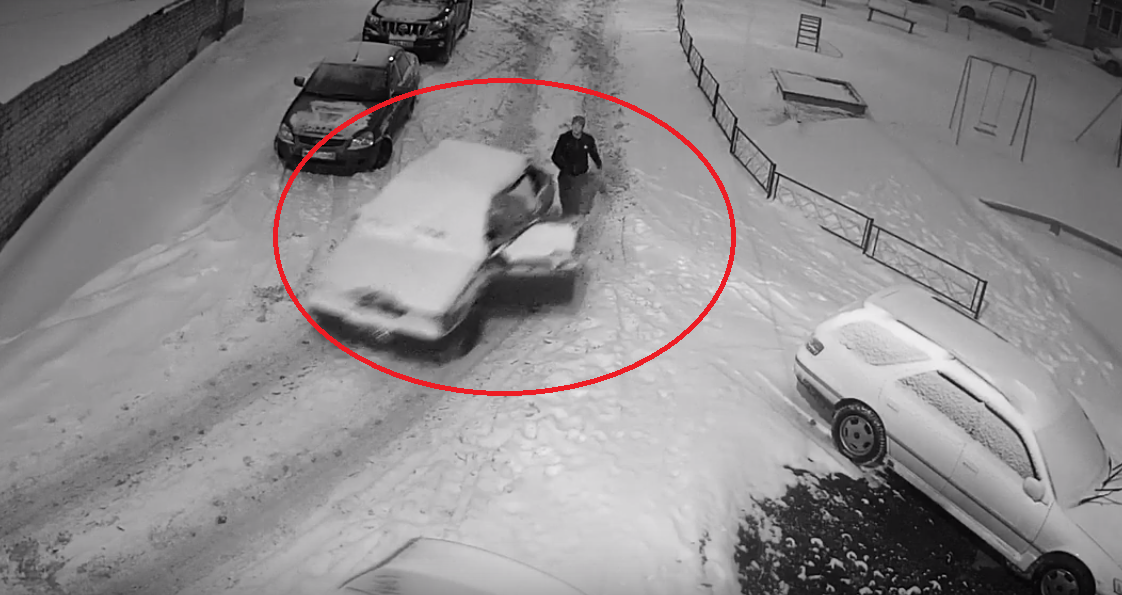 Видео: в Кирове из одного двора за ночь угнали две машины