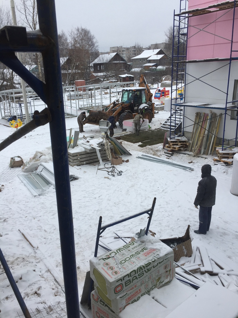 В Кирове газон у детского сада укладывали в снег