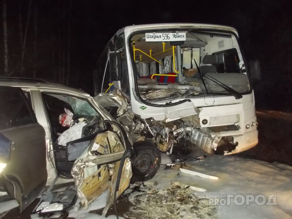 В ДТП с рейсовым автобусом в Кировской области погиб человек