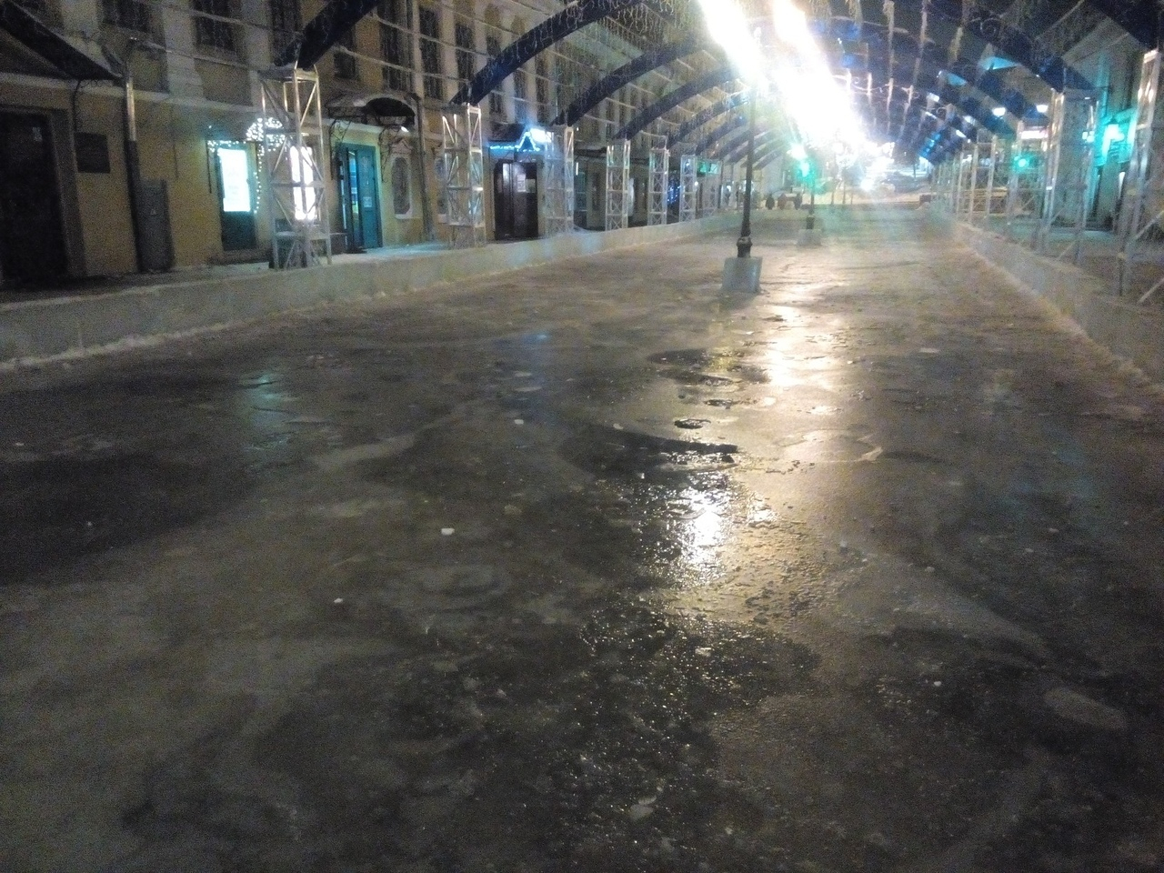 Лед на новом катке на улице на Спасской начал таять