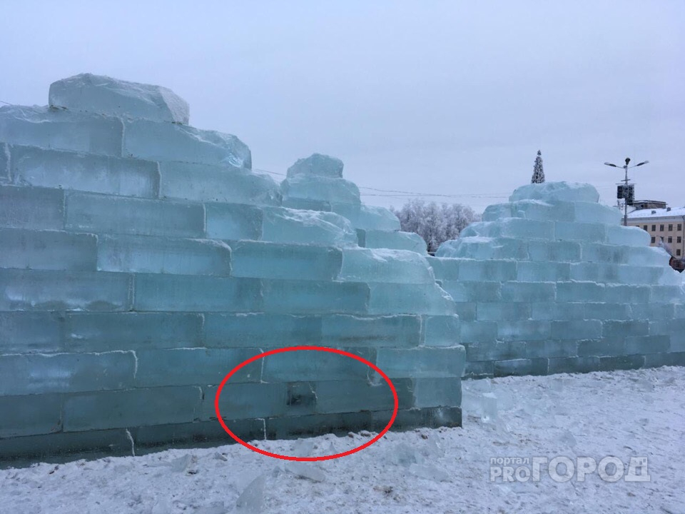 Кировчане заметили в ледяном кирпиче в городке на Театралке "мертвую утку"
