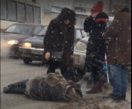 Видео: в Кирове женщина на Toyota RAV4 сбила пенсионерку