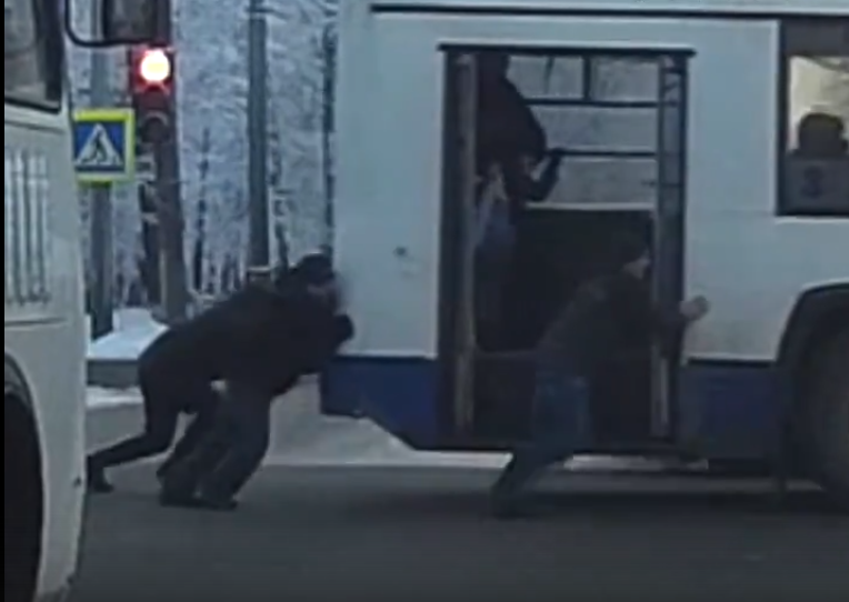 Видео: в Кирове отзывчивые пассажиры толкали троллейбус