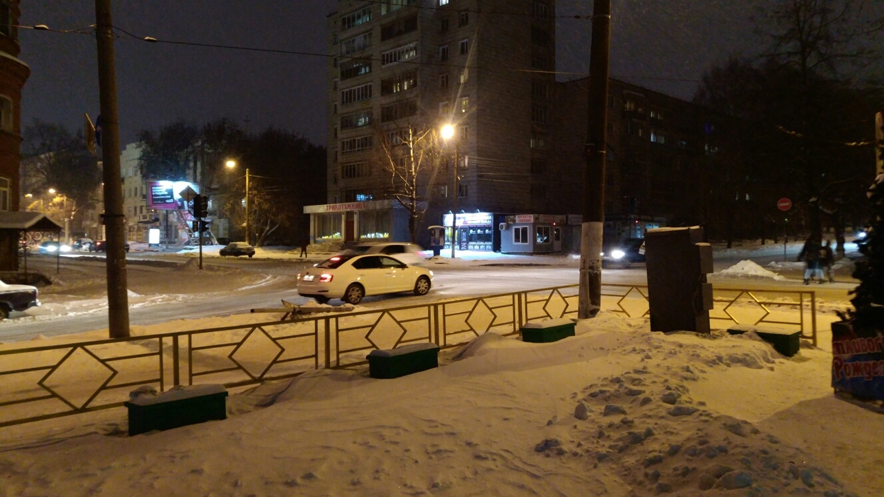 В центре Кирова не работает светофор: горожане жалуются на отсутствие регулировщика