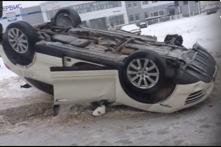 Пьяный водитель на Porsche Cayenne опрокинулся на повороте в Ганино