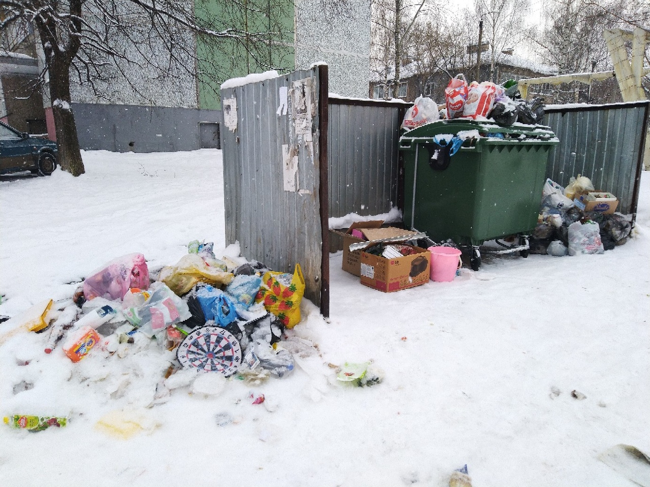 Мусорная реформа в Кировской области: жители жалуются на переполненные контейнеры