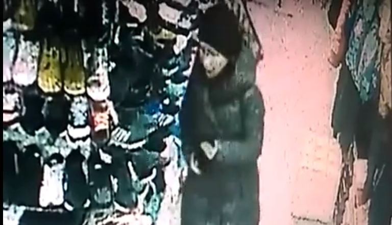 Видео: в Кирове девушка украла из магазина сотовый телефон