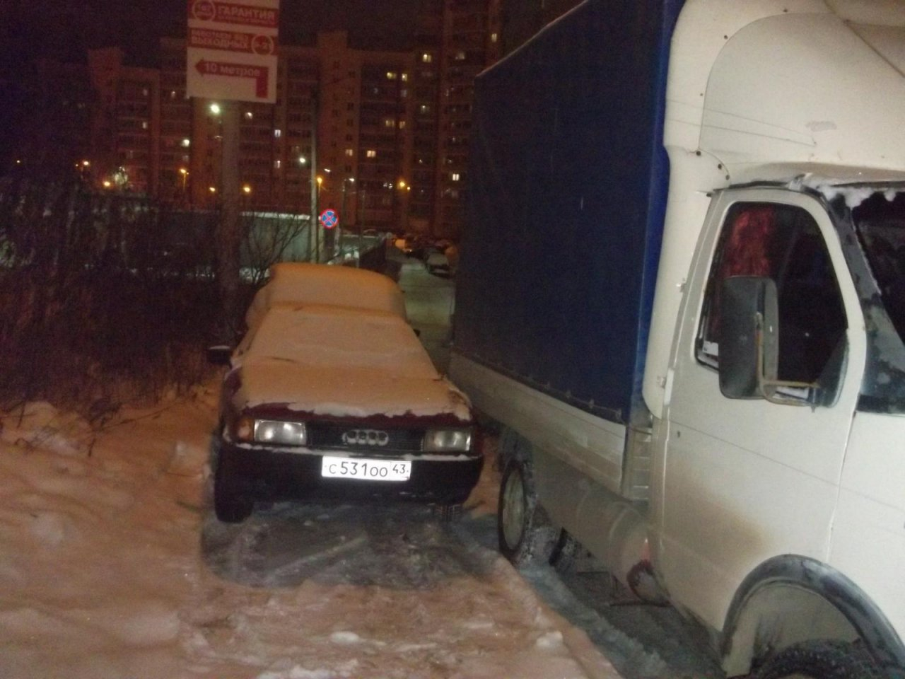 В Кирове «Газель» не смогла заехать в горку и въехала в припаркованные авто