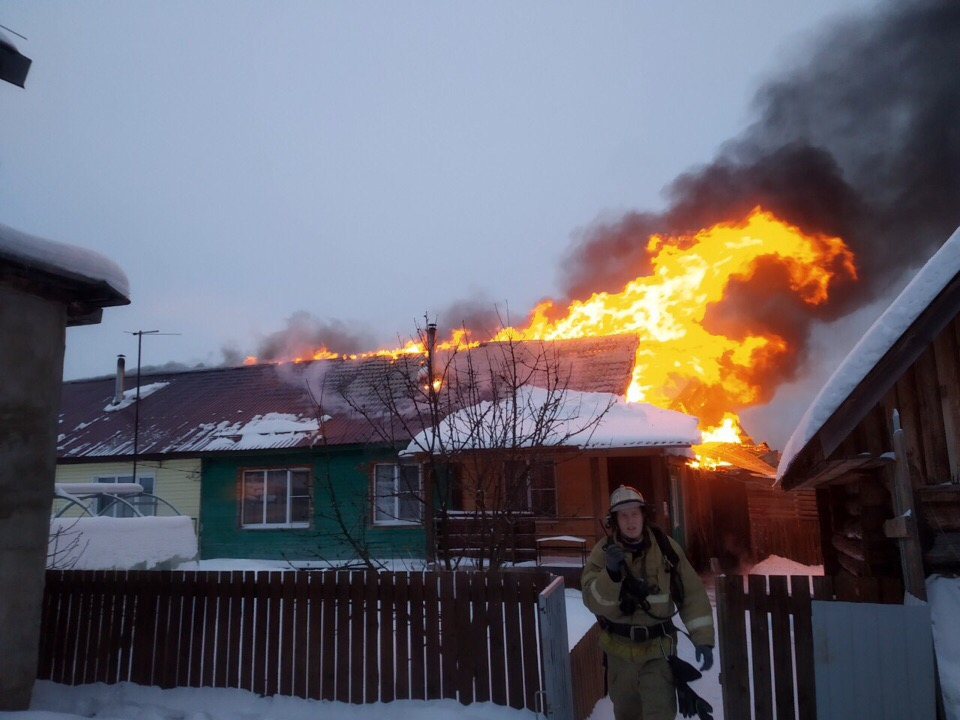 «2-летнюю малышку вынесли в одних колготках»: в Кирове сгорел 4-квартирный дом