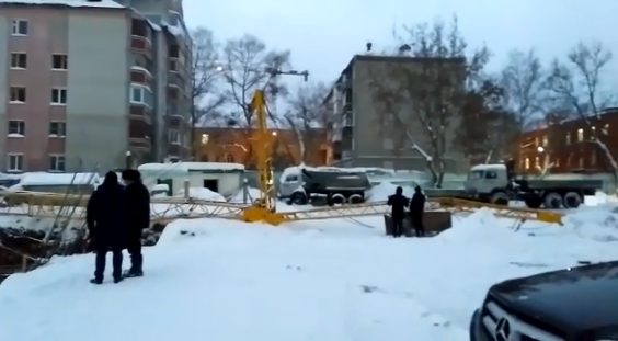 В Кирове при падении строительного крана пострадал рабочий