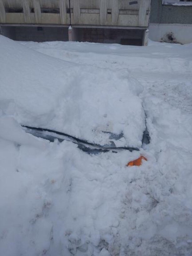В Кирове трактор помял  автомобиль, занесенный снегом