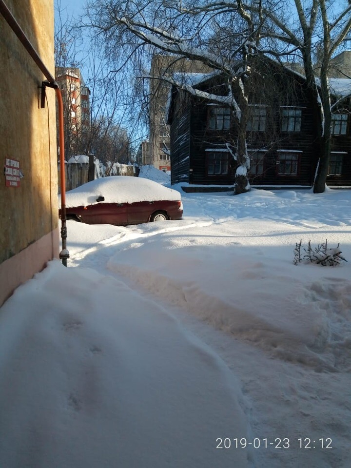 В Кирове инвалид не может выбраться в больницу из-за плохой уборки двора