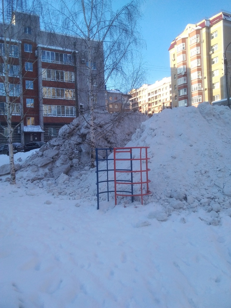 В Кирове детскую площадку завалили снегом со двора