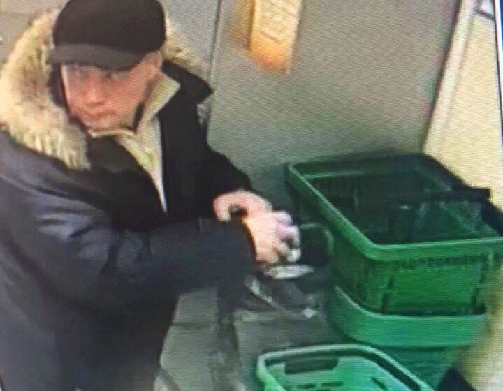 В Кирове разыскивают злоумышленника, укравшего кошелек в магазине