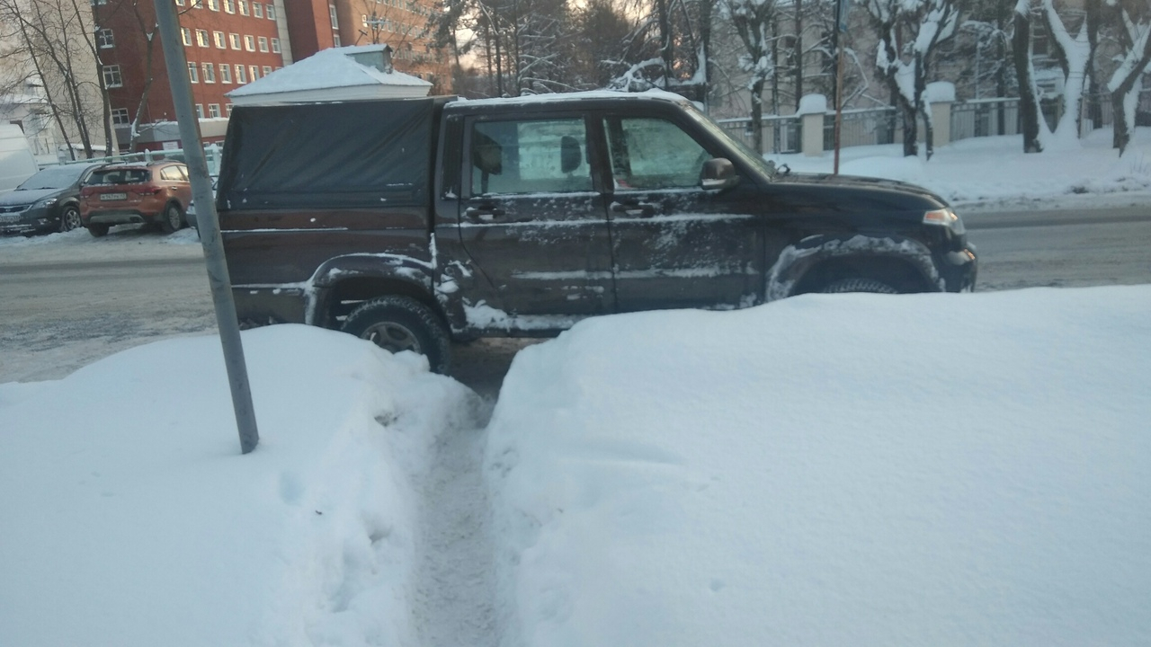 Кто так паркуется: фотоподборка кировских автохамов за январь